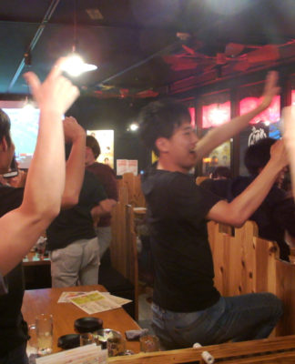 盛り上がり半端ないって!サッカーW杯関大前も熱狂