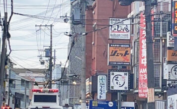 関西大学春学期初日の4月5日、関大前通りで原付バイクと通行人が接触 一時封鎖