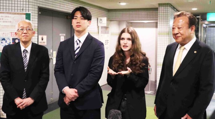 関西大学の卒業生、留学生100人が関大ゆかりの大関安青錦関を応援!ウクライナ人女子留学生「ウクライナとして誇り」「応援している方がこんなに多いなんて…」