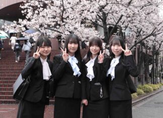 関西大学で入学式 10年ぶり雨の中6900人が新関大生に! 高橋学長は新入生の“関大クエスト”スタートボタン押す